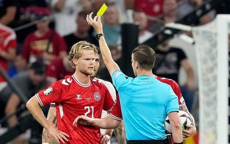 Cầu thủ nhận thẻ vàng cay đắng vì lỗi phản ứng trọng tài World Cup 2026
