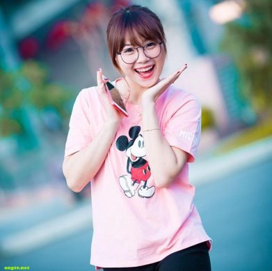 Gái xinh đeo kính cười tỏa nắng