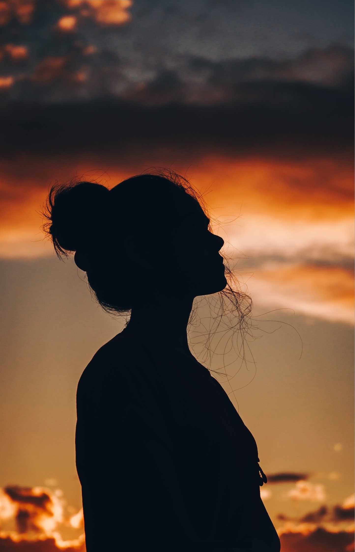 Ảnh cô gái cô đơn bên biển