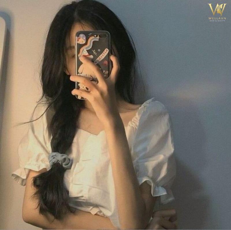 Gái xinh che mặt bằng điện thoại