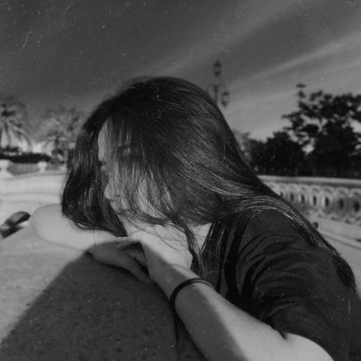 Hình cô gái ngồi buồn tâm trạng dưới mưa