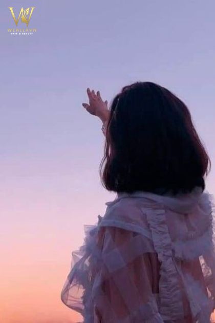 ảnh cô gái buồn quay lưng tóc ngắn