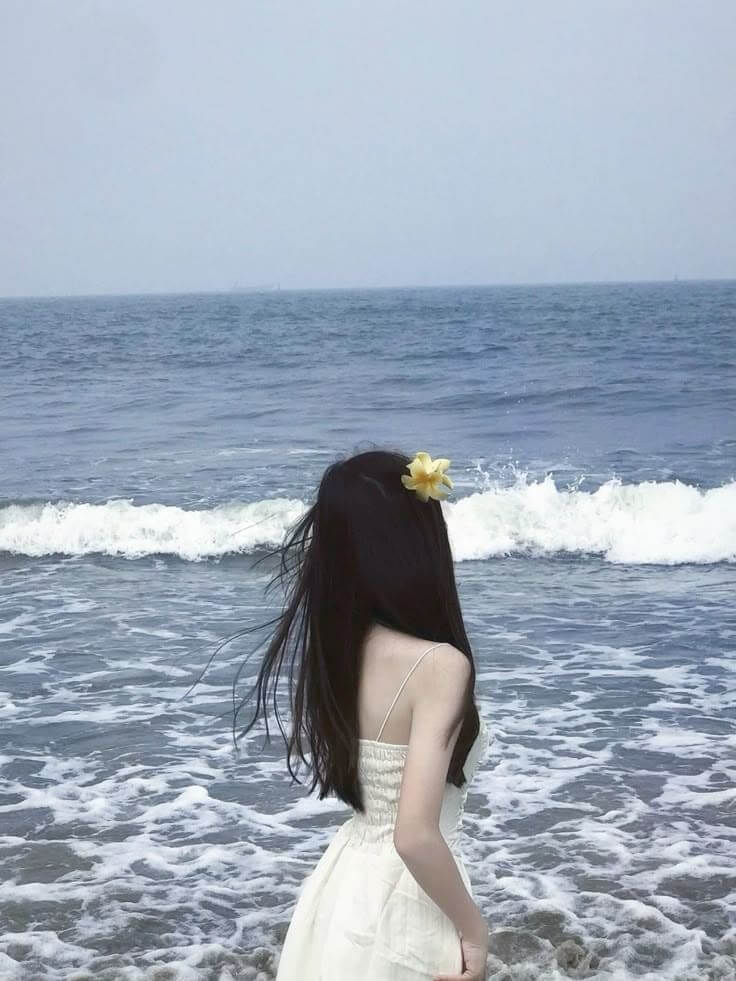 ảnh cô gái quay lưng buổi sáng ở biển