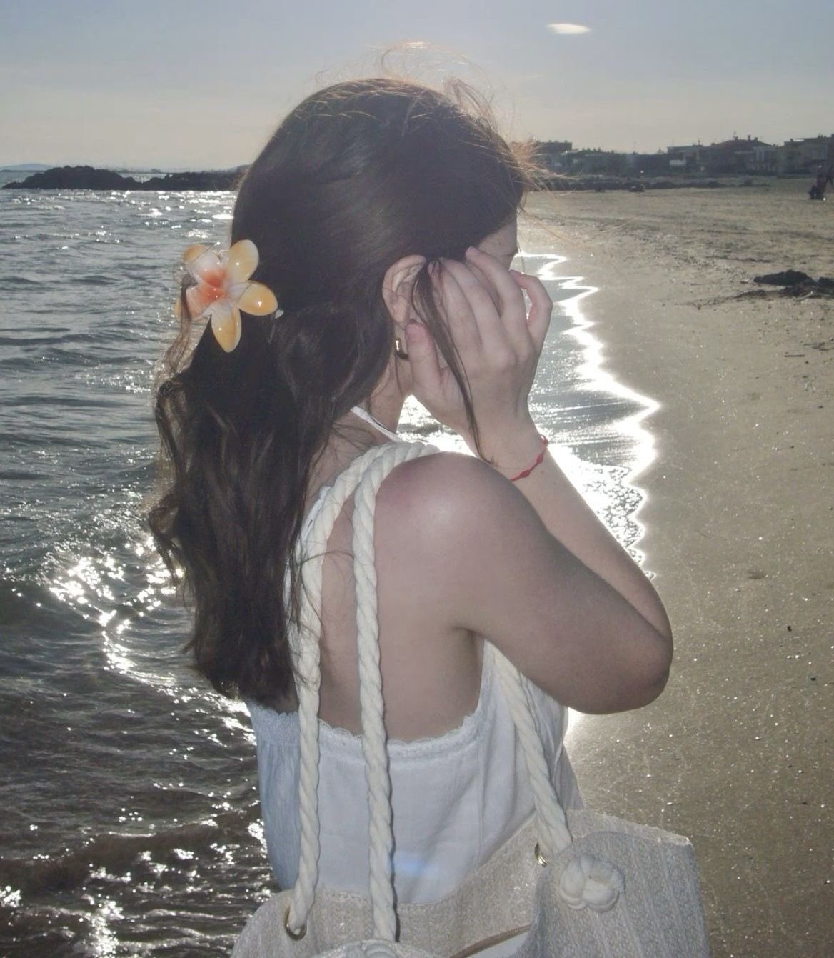 ảnh cô gái quay lưng phong cách boho nghệ thuật ở biển