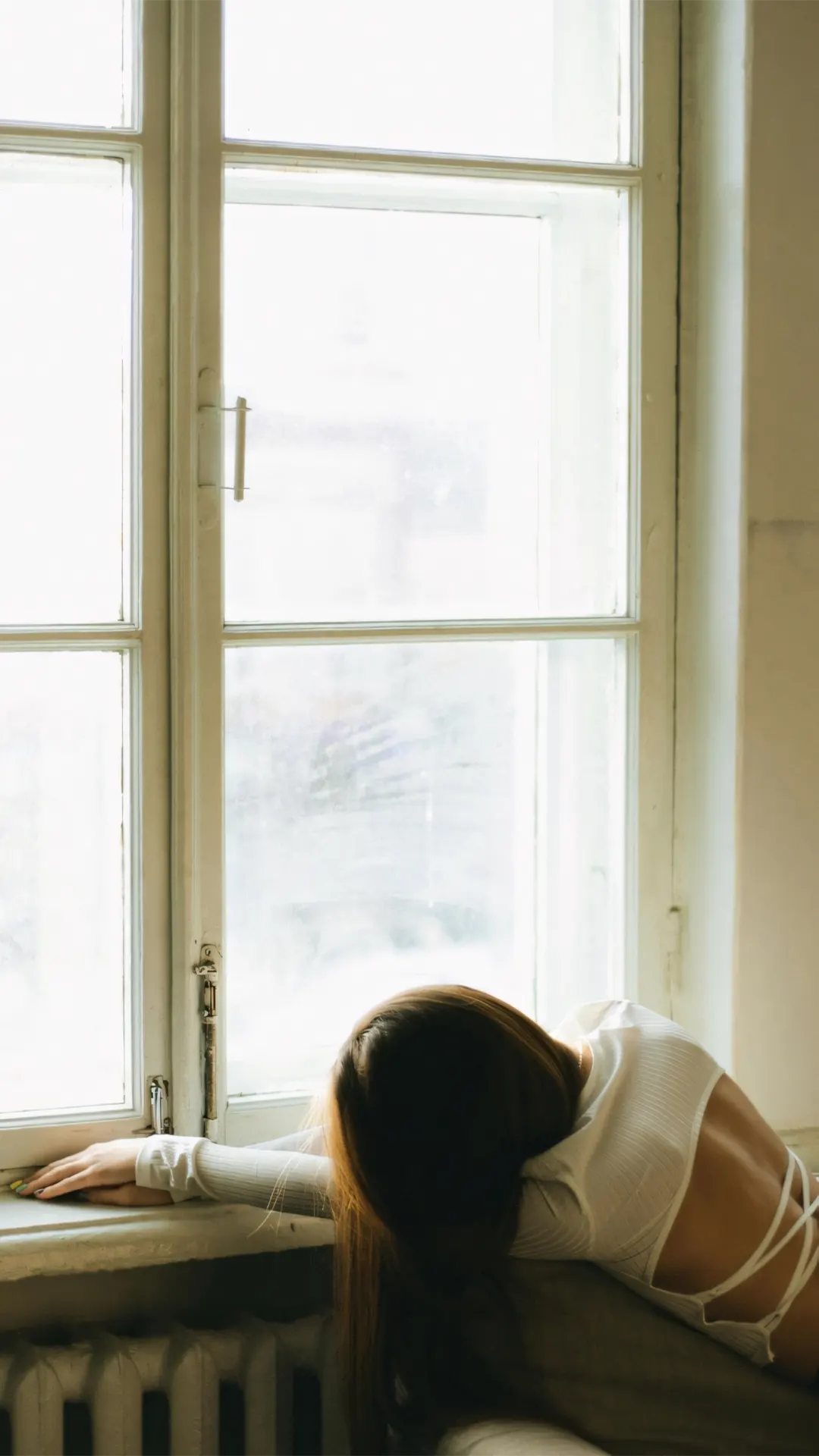 Hình ảnh cô gái buồn đen trắng nghệ thuật