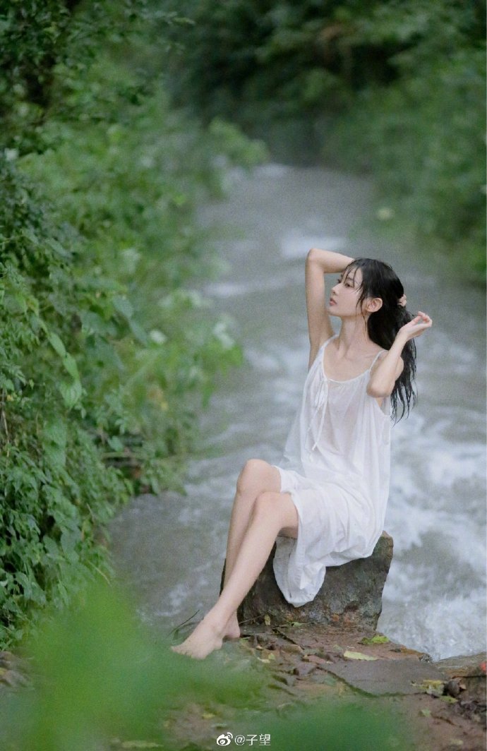 hình cô gái bên bờ suối đẹp tự nhiên