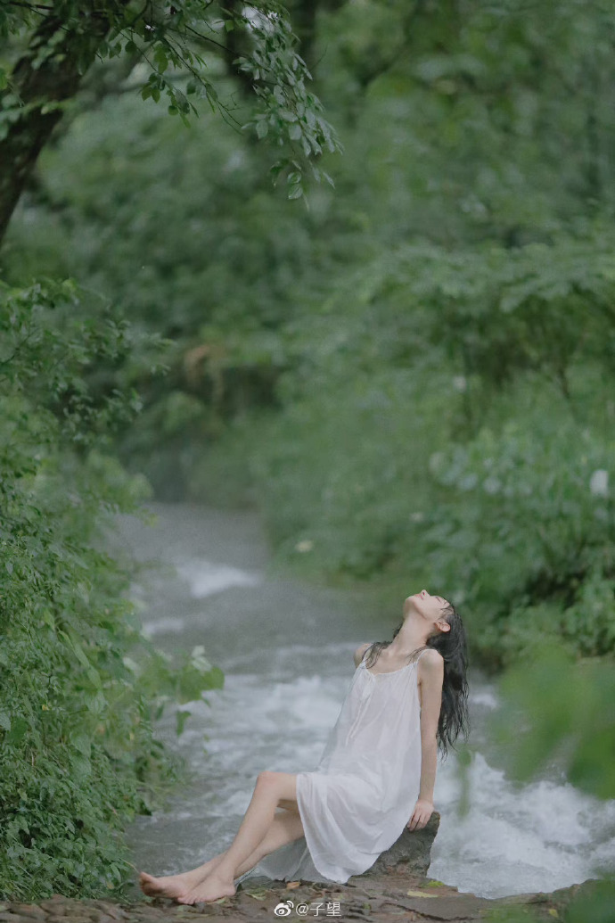 ảnh cô gái bên bờ suối nghệ thuật