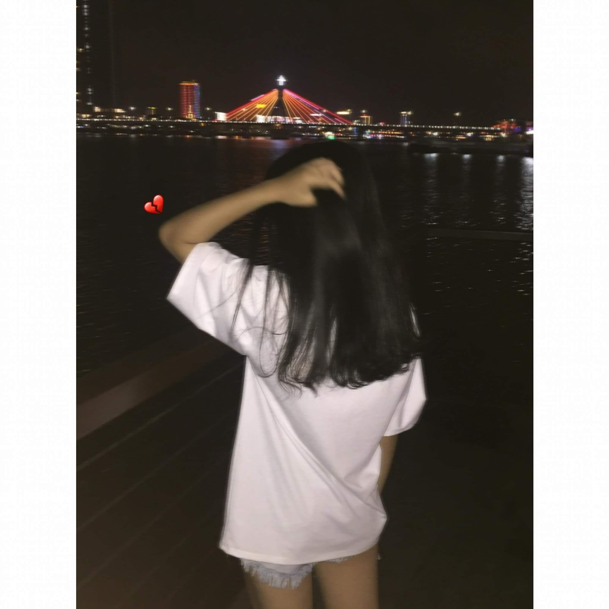 ảnh cô gái quay lưng giữa thiên nhiên