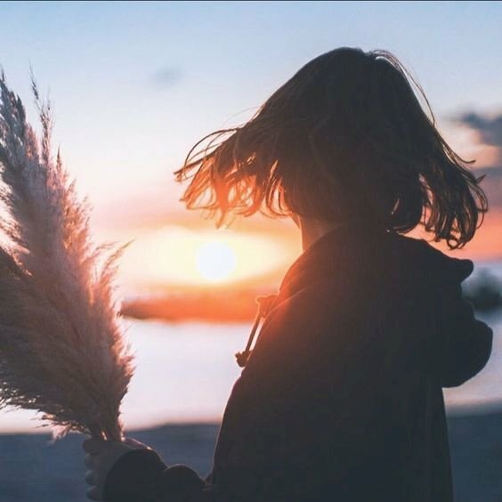 ảnh cô gái quay lưng tóc ngắn giữa phố