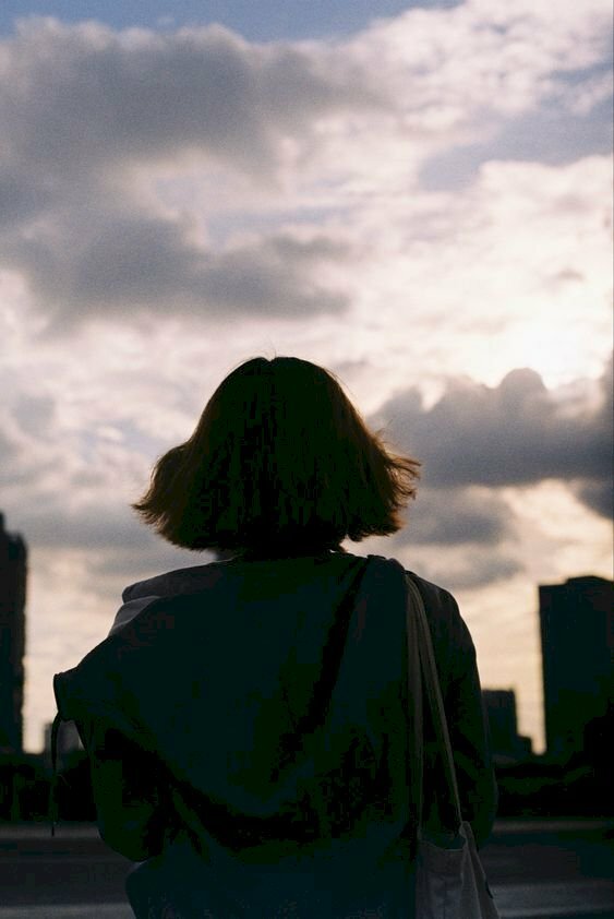 ảnh cô gái tóc ngắn quay lưng trong nắng