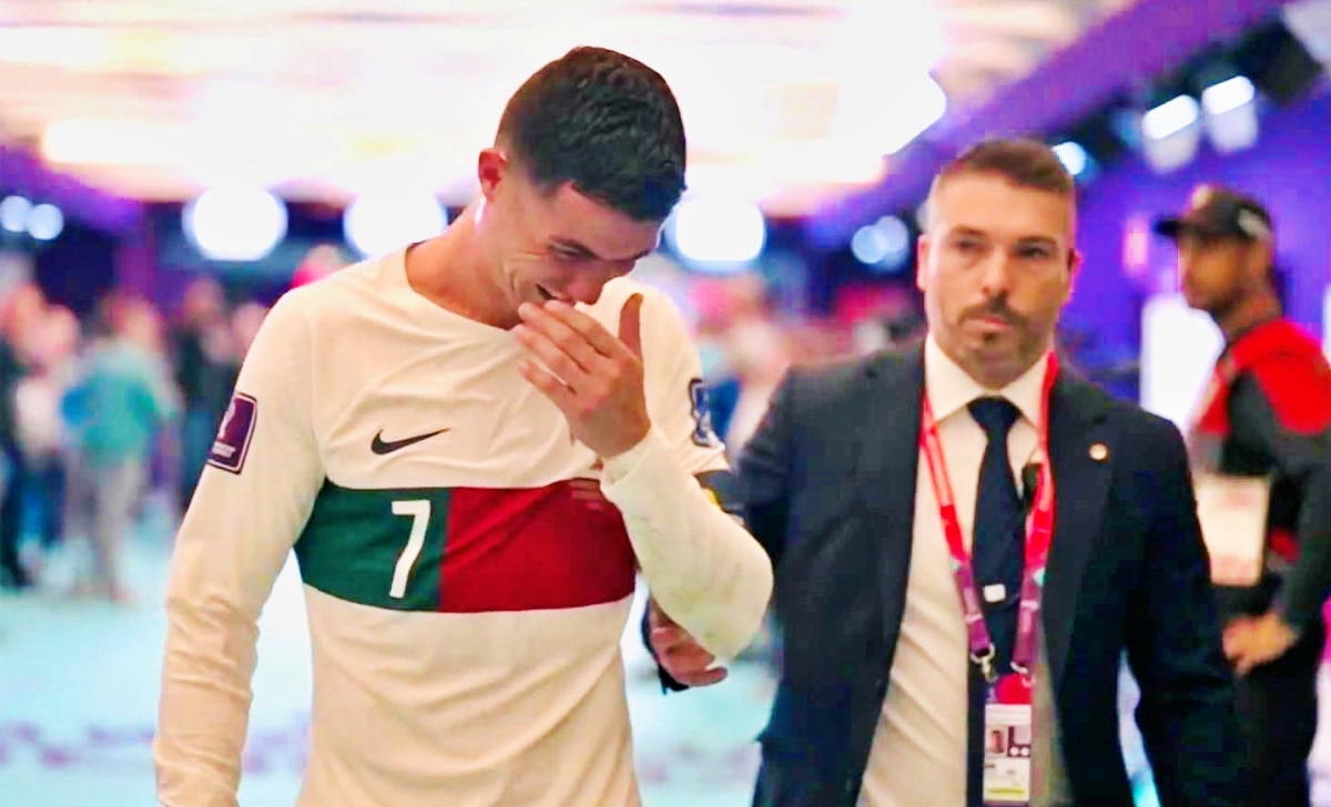 Ronaldo khóc vì chấn thương