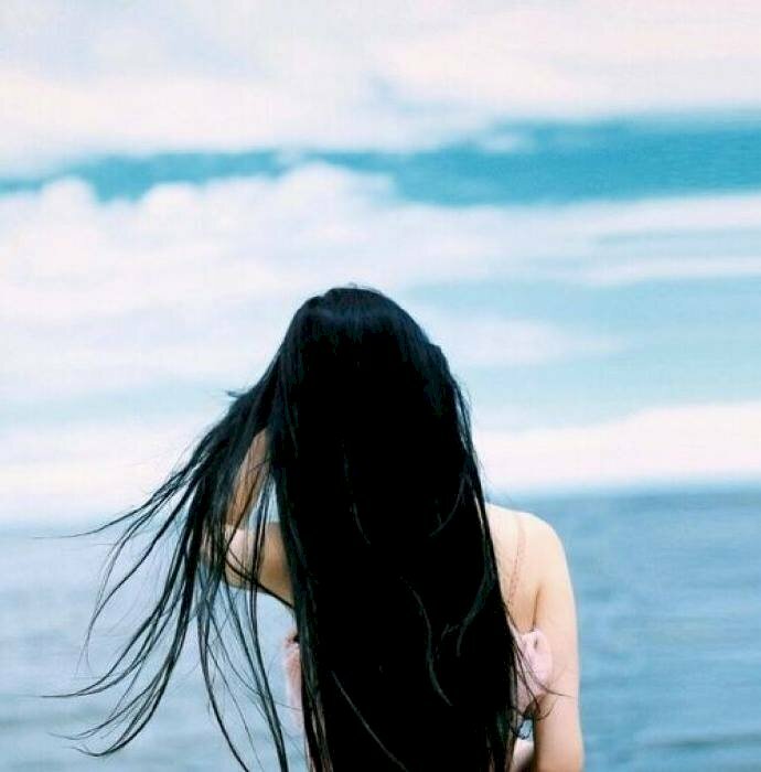 ảnh cô gái quay lưng tóc dài hoàng hôn