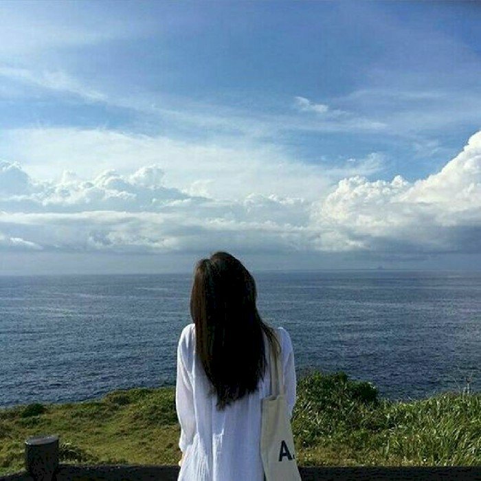 ảnh cô gái quay lưng tóc dài ngoài trời