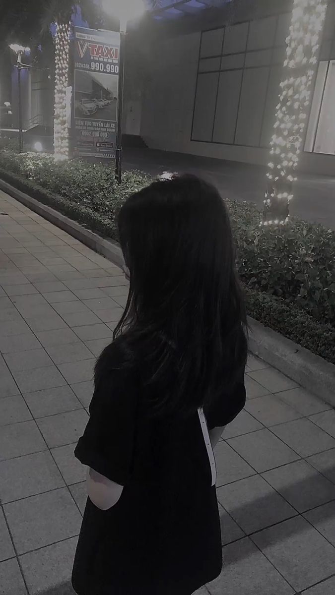 Gái xinh che mặt nghệ thuật với ánh sáng tự nhiên