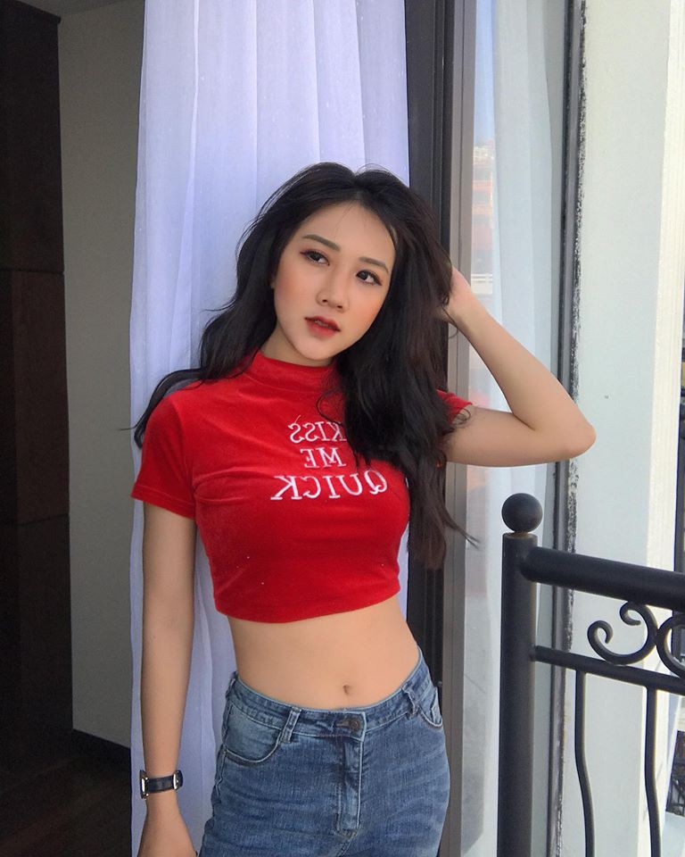 Gái xinh ngoài trời với phong cách hiện đại