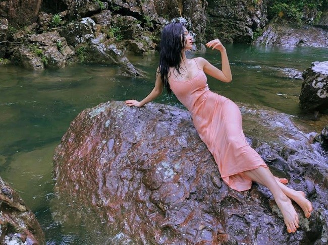 gái xinh bên bờ suối