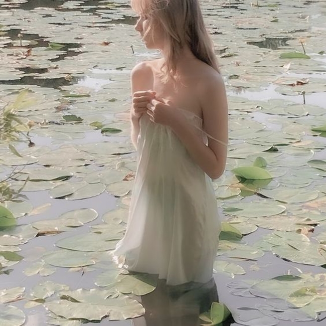 cô gái đẹp bên bờ suối