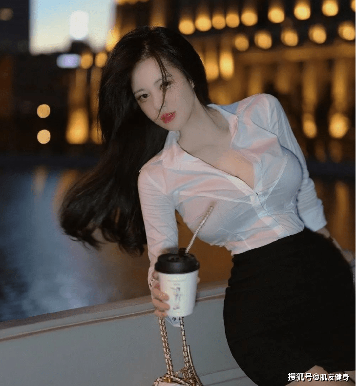 Ảnh cô gái Việt Nam áo sơ mi trắng