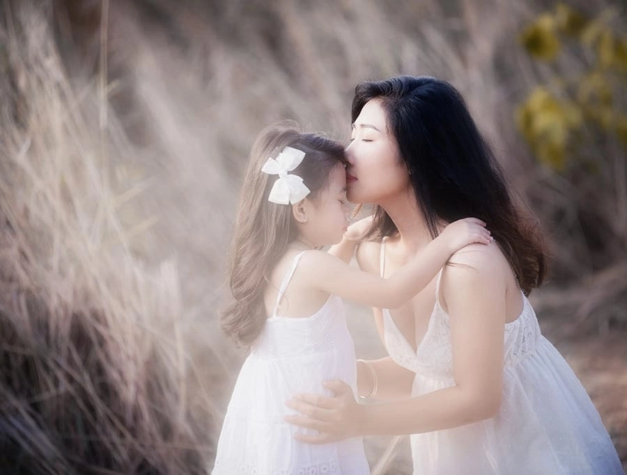 Concept chụp ảnh mẹ và bé ngoài trời