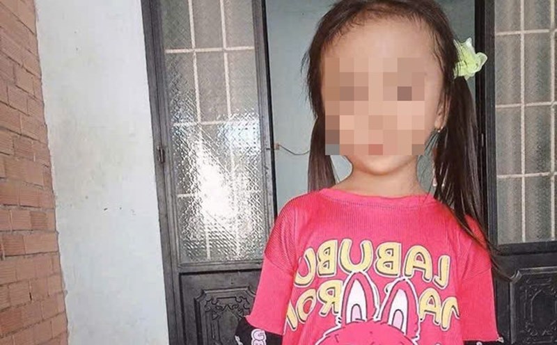 bé gái 8 tuổi mặc đồng phục tiểu học