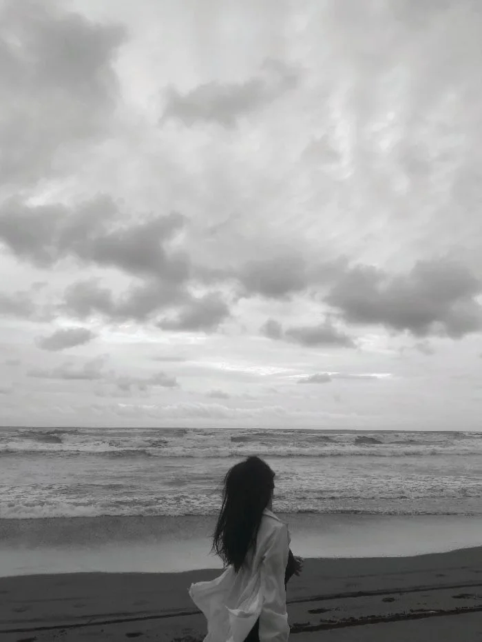 Ánh mắt buồn trong bóng tối