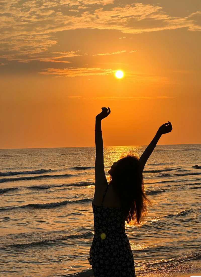 ảnh cô gái quay lưng hoàng hôn ở biển