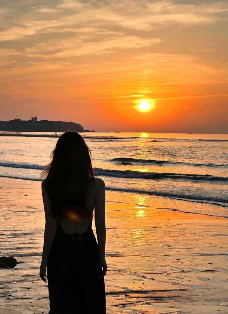 ảnh cô gái quay lưng ở biển buổi sáng