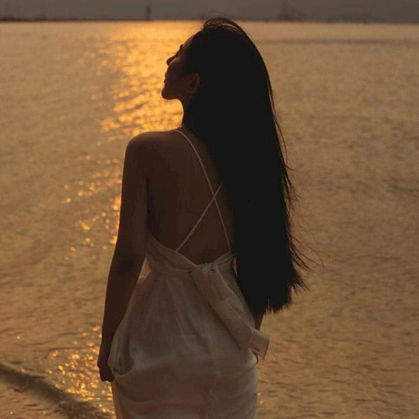 Ảnh gái xinh che mặt ngoài trời