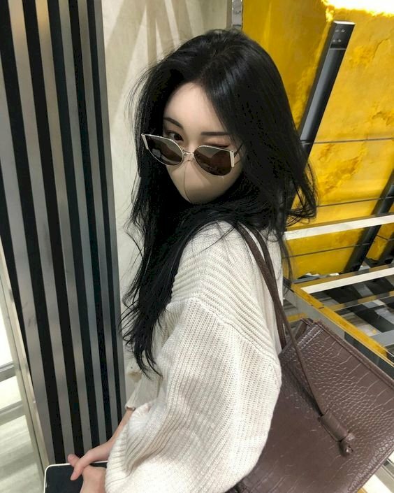 Gái xinh tóc dài đeo kính