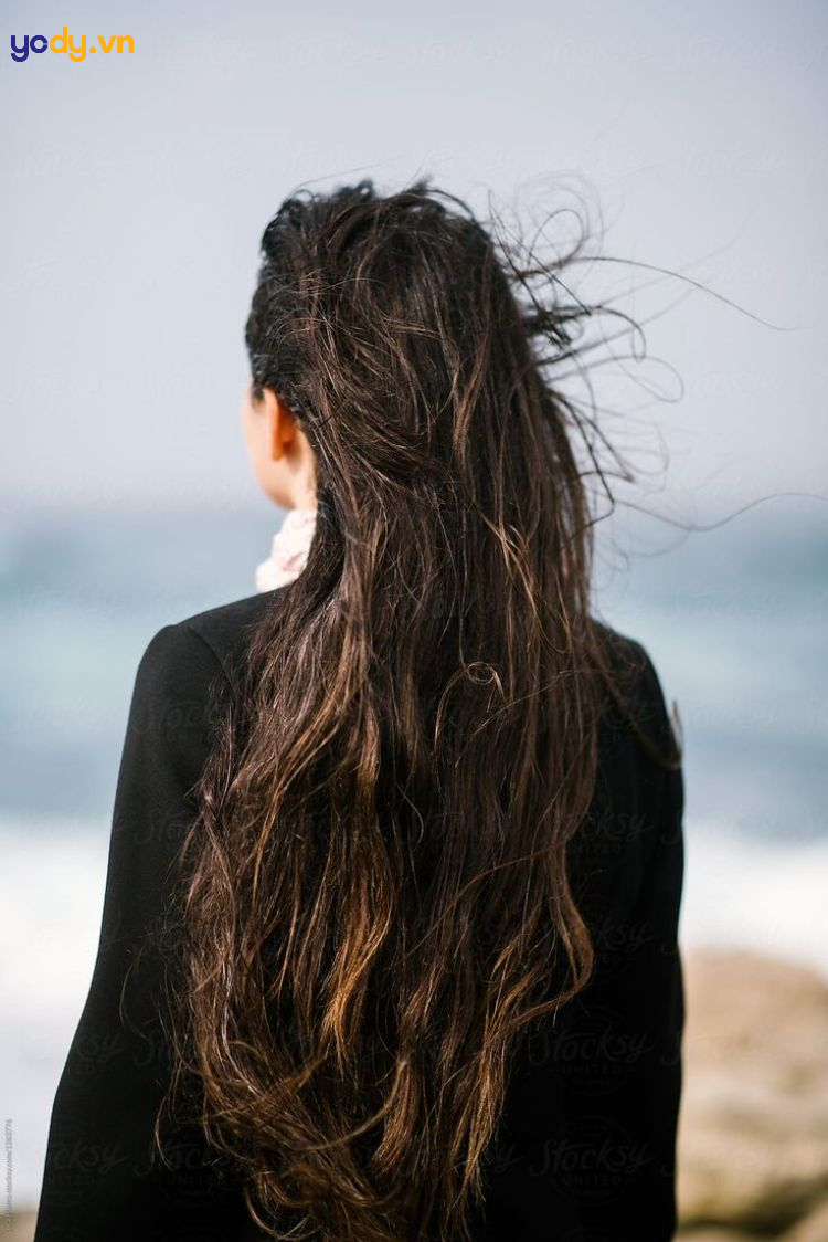 ảnh cô gái quay lưng tóc dài ngoài trời