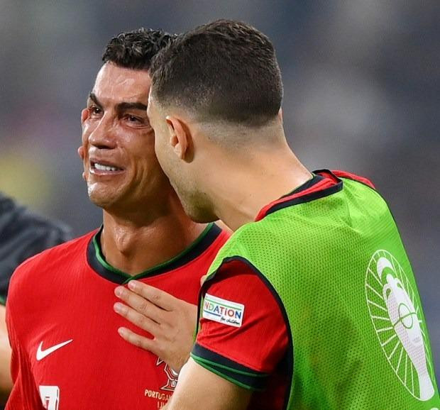 Ảnh Ronaldo khóc EURO 2016