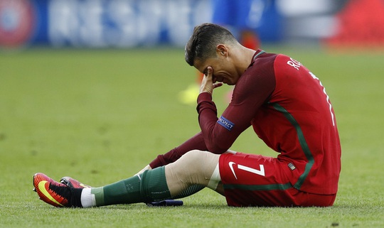 Ronaldo khóc tại EURO 2016