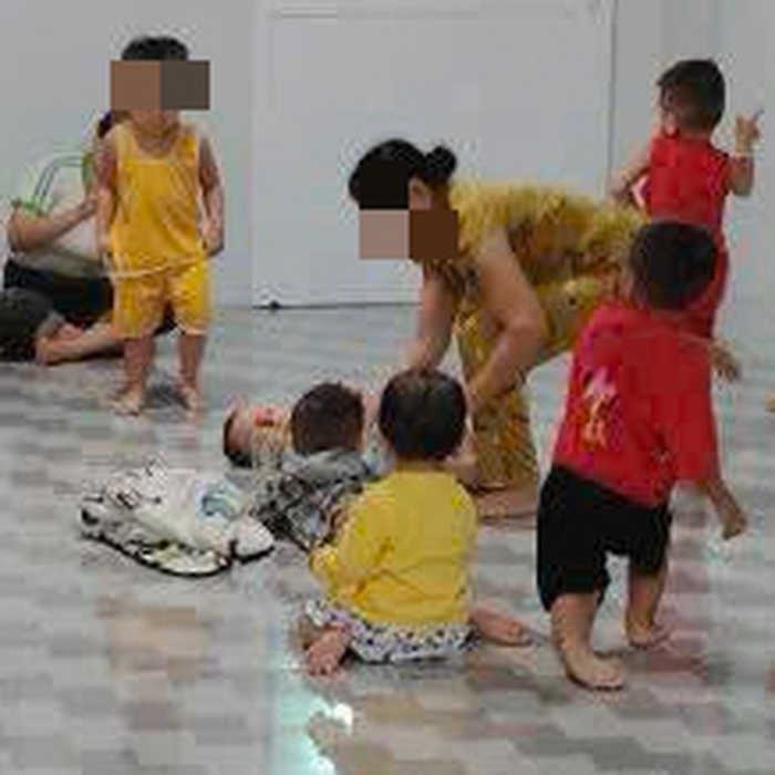 bé gái 8 tuổi đi học buổi sáng