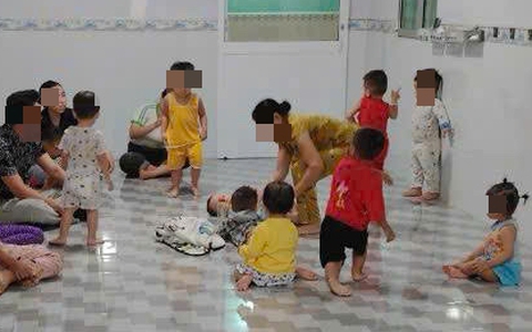 bé gái 8 tuổi đi học ngày đầu tiên