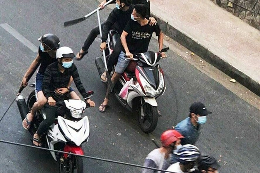 nhóm thanh niên mang dao phóng lợn