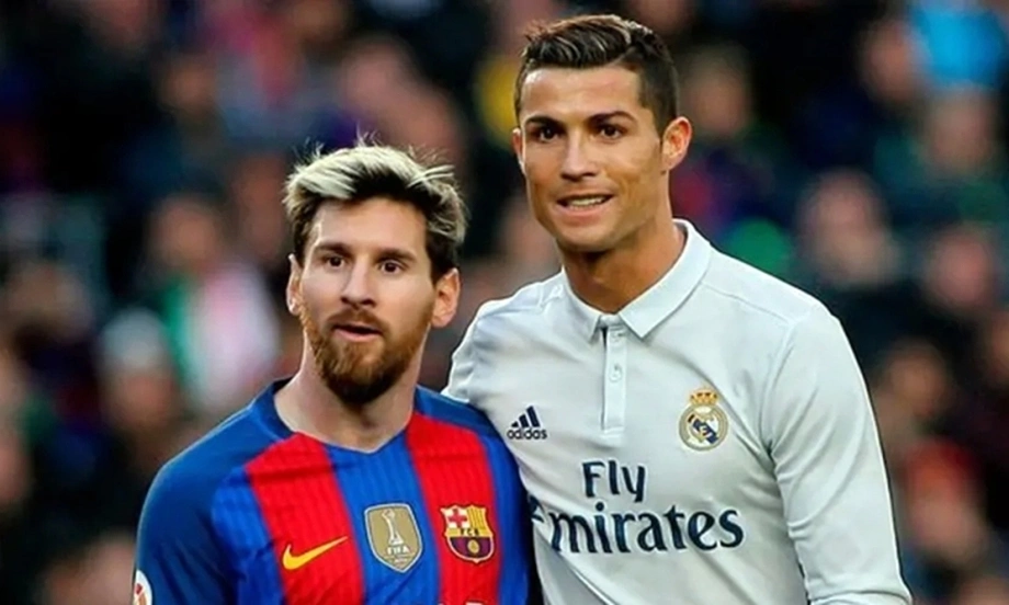 Messi và Ronaldo trên sân cỏ
