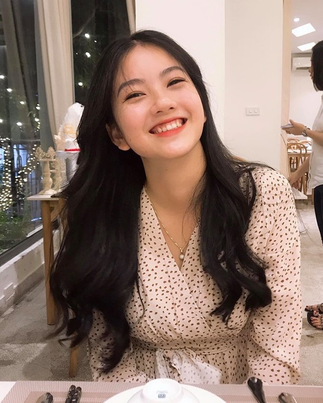 hot girl cười tỏa nắng