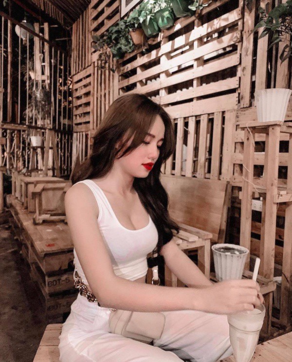 Ảnh cô gái học bài dưới gốc cây