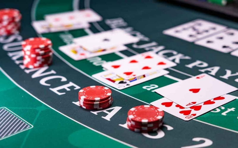Thuật Ngữ "Hit" và "Stand" Trong Blackjack là gì?