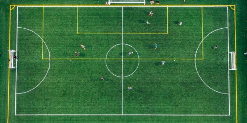 Một sân vận động rực rỡ ánh đèn, khán giả cuồng nhiệt tạo ra không khí sôi động cho trận đấu