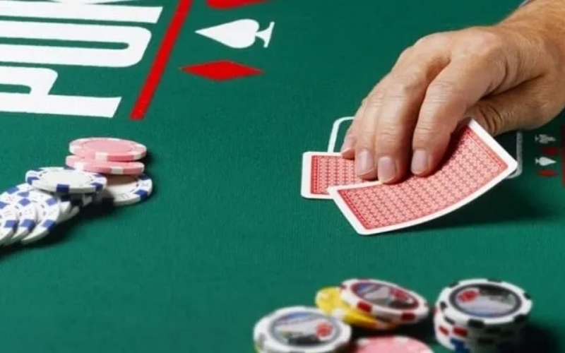 Cách chia bài và quy tắc lượt đi: Ai là người được đánh trước và tại sao?