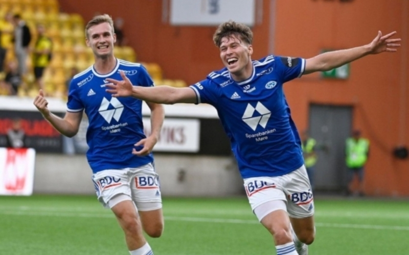 Molde giữ vững phong độ để bám sát đội đầu bảng