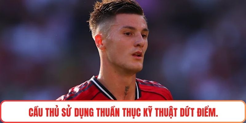 Cầu thủ sử dụng thuần thục kỹ thuật dứt điểm.