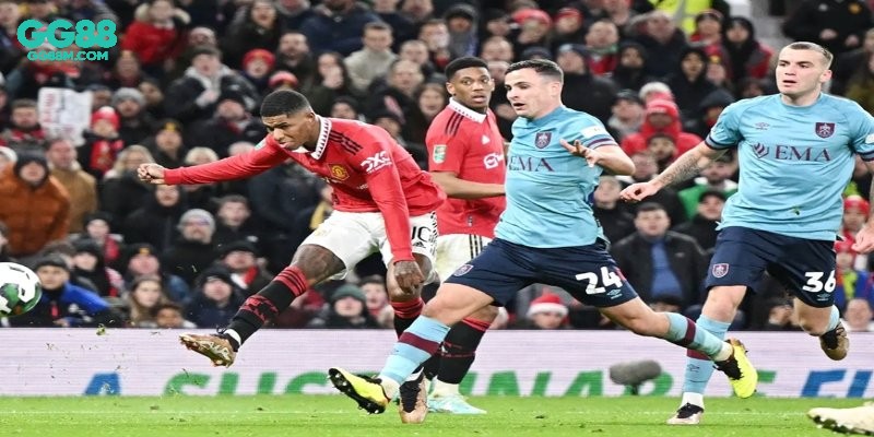 Lối chơi đột biến của tiền đạo cánh trong bóng đá