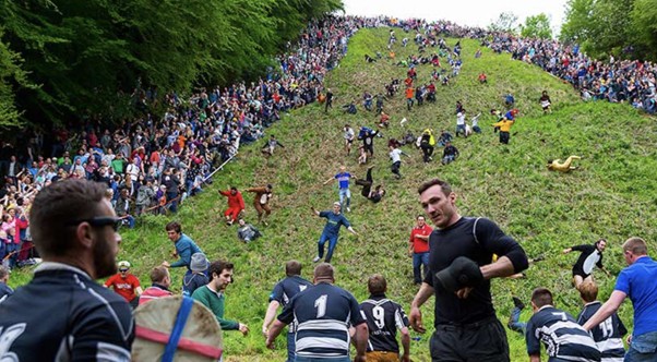 Đua lăn pho mát (Cheese Rolling): Cuộc đuổi bắt "tử thần"
