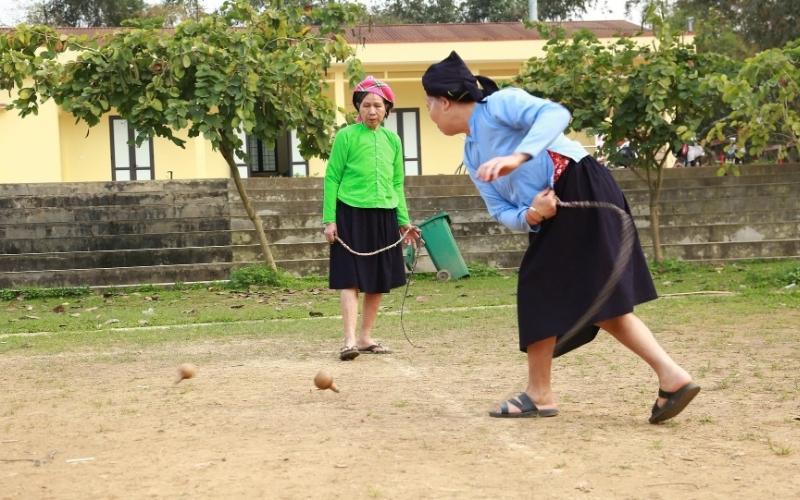Tại sao các trò chơi dân gian thường sử dụng vật liệu tự nhiên