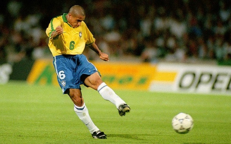 Bí mật đằng sau những cú sút phạt hình quả chuối của Roberto Carlos