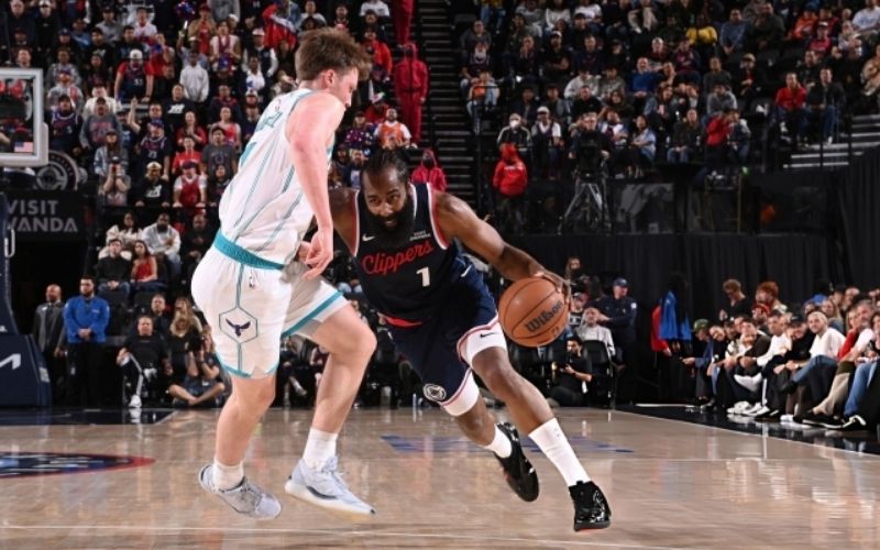 Tiêu điểm NBA Cuộc đối đầu lịch sử lịch sử phân định ngôi vương.