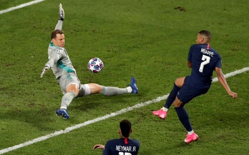 Chạy chỗ Blind-side Xâm nhập vòng cấm mà hậu vệ không hay biết